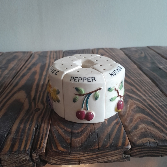 Vintage 6 piece salt, pepper and spice shakers - Picture 8 of 9